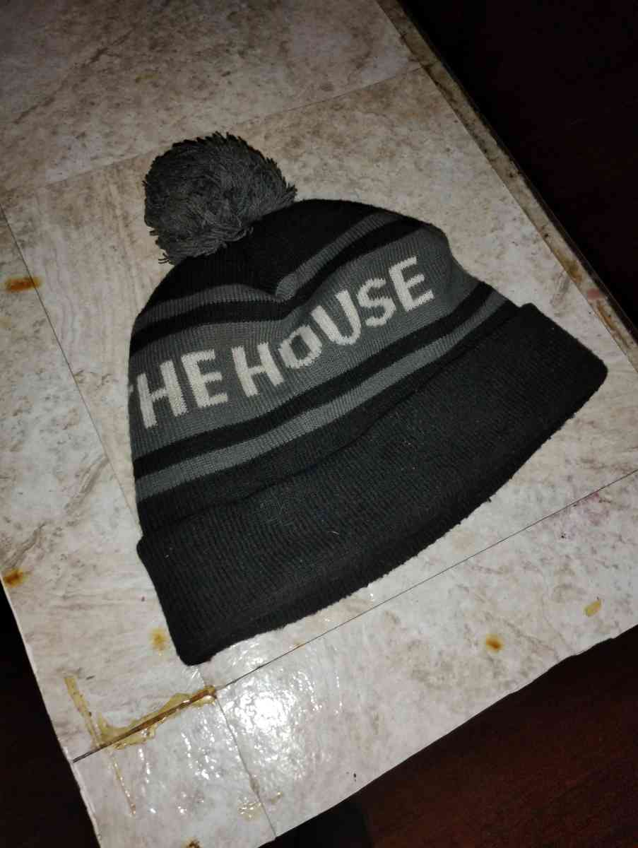 the house very nice skull cap like new fits good and is warm