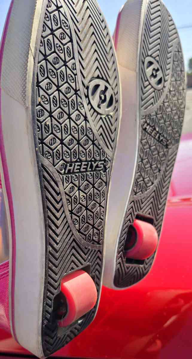 Pink Heelys Youth Tennis Shoes Size 6 - La Habra, California - FleaMarketBay