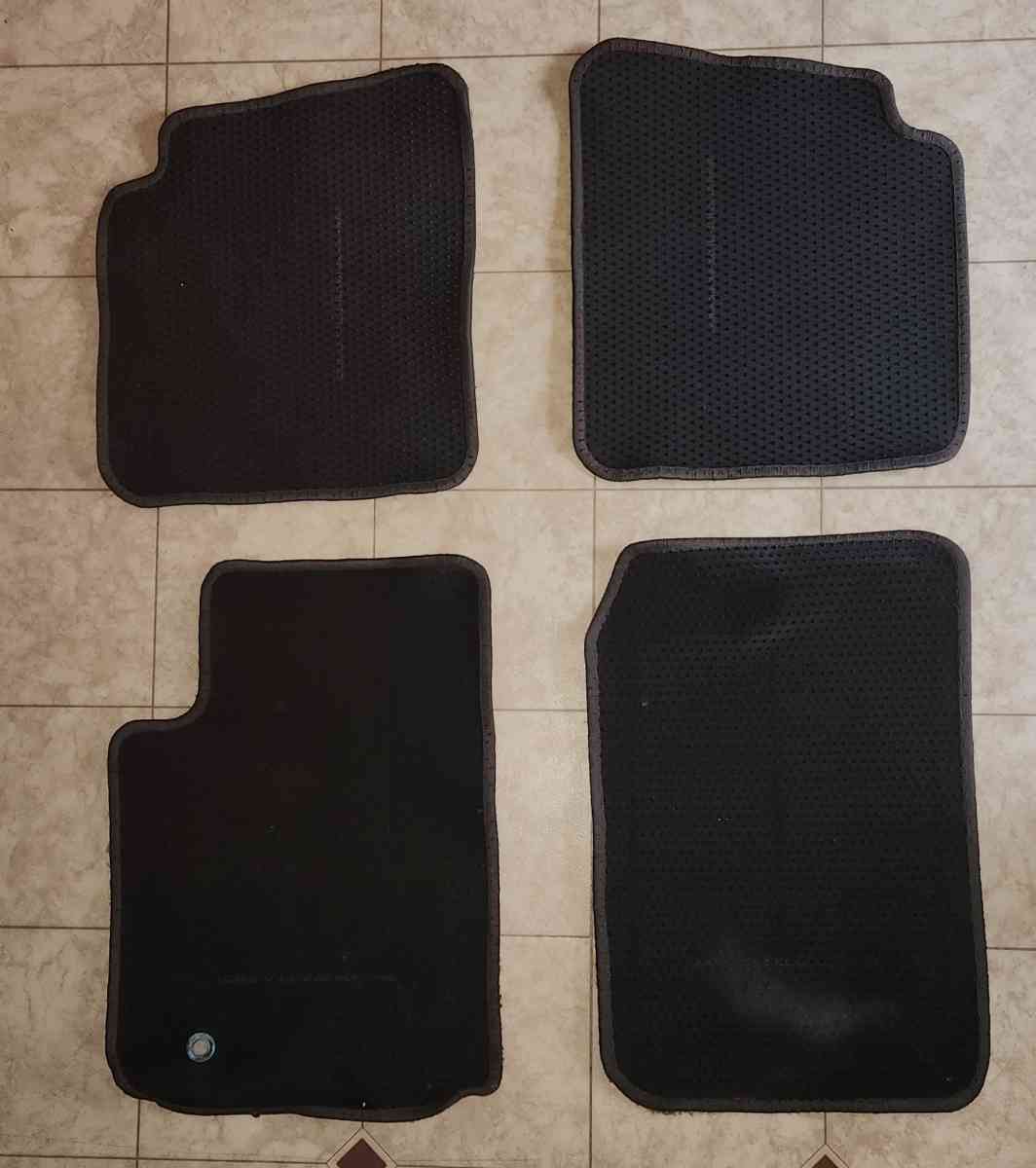 Ford Explorer carpeted floor mats - Buffalo, New York - FleaMarketBay