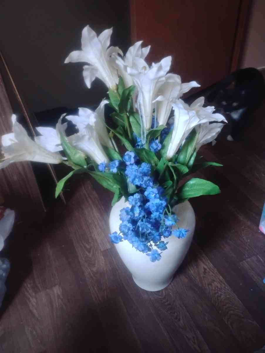 vase with flowers - Lashmeet, West Virginia