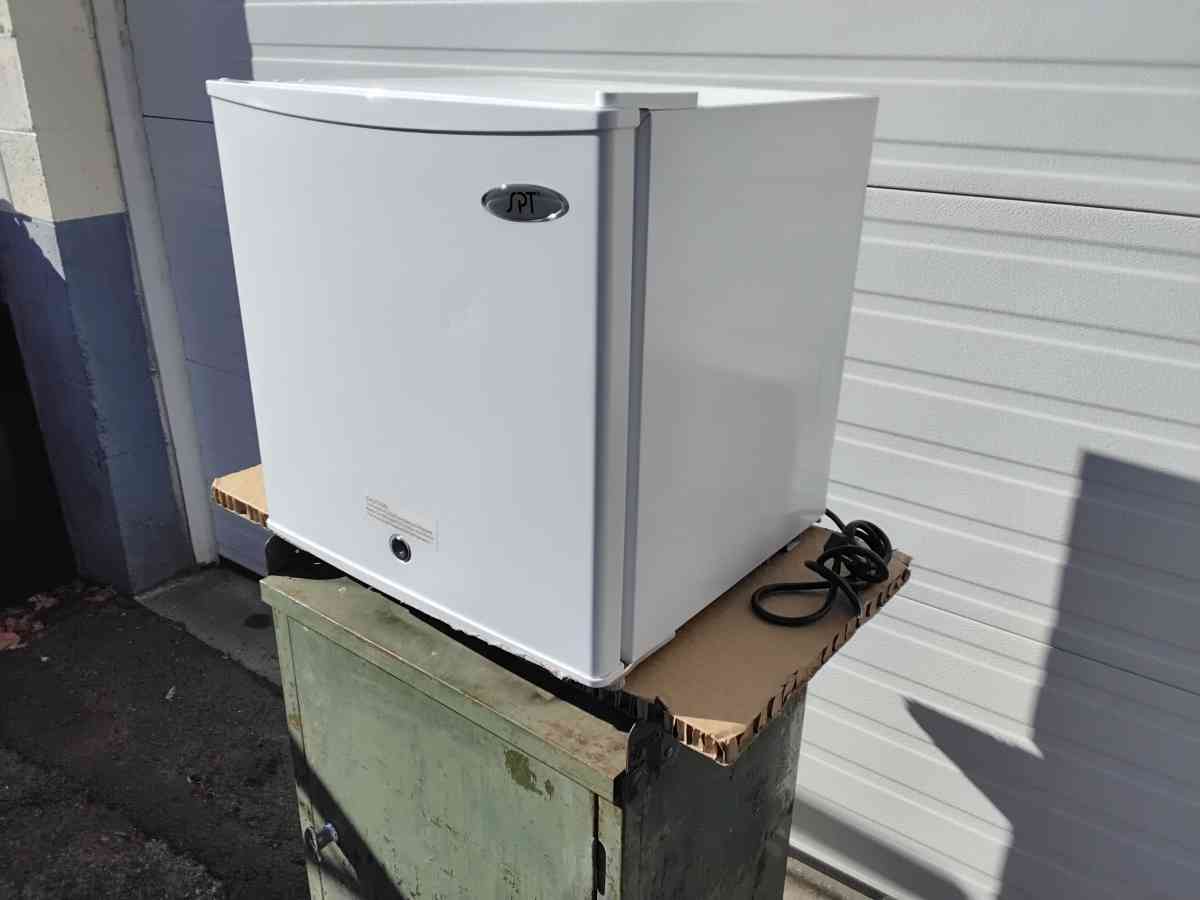 Small White SPT Upright Freezer Very Clean Display Model New - Williamstown, New Jersey - FleaMarketBay