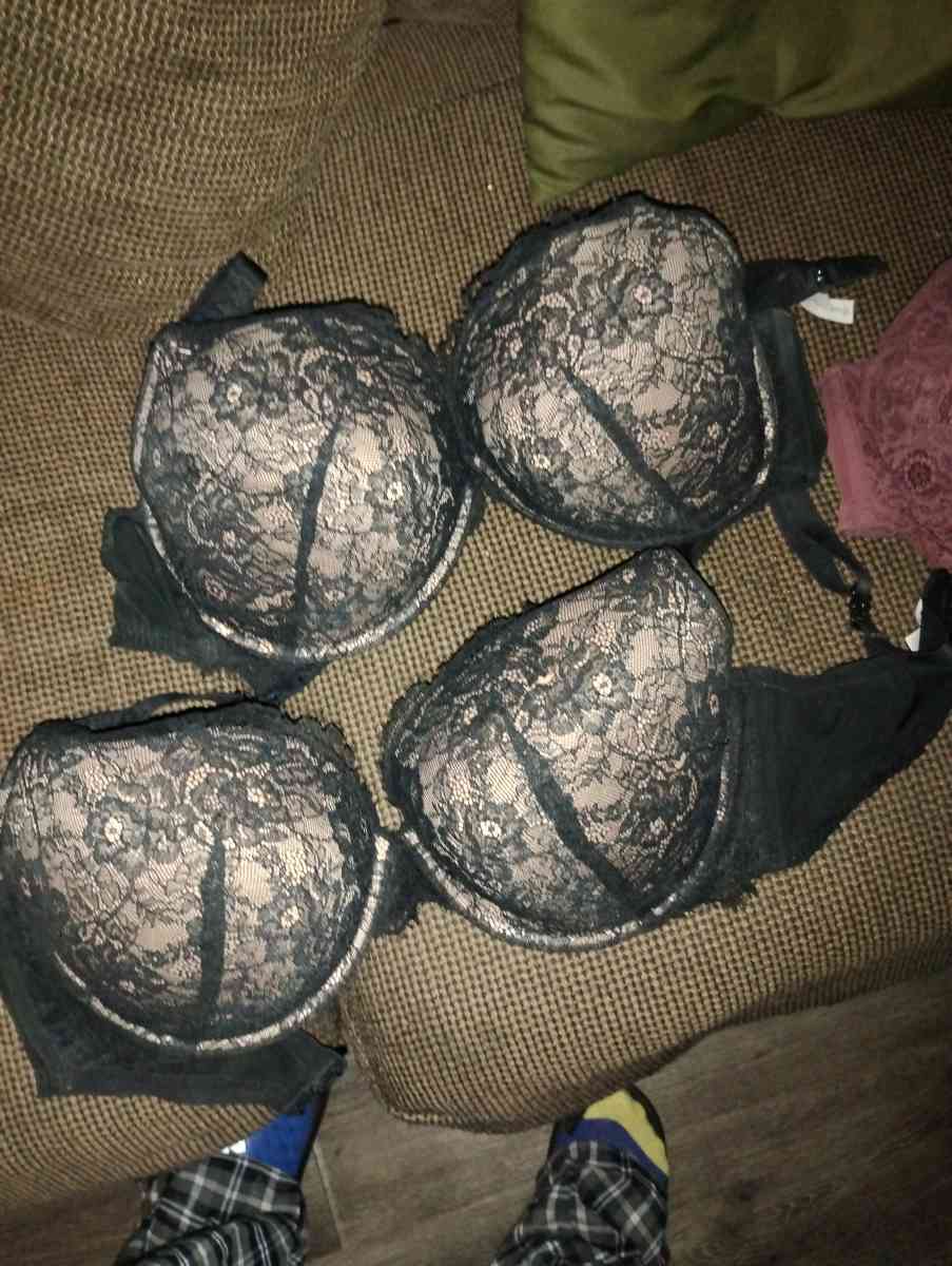 3 bras - Fort Wayne, Indiana