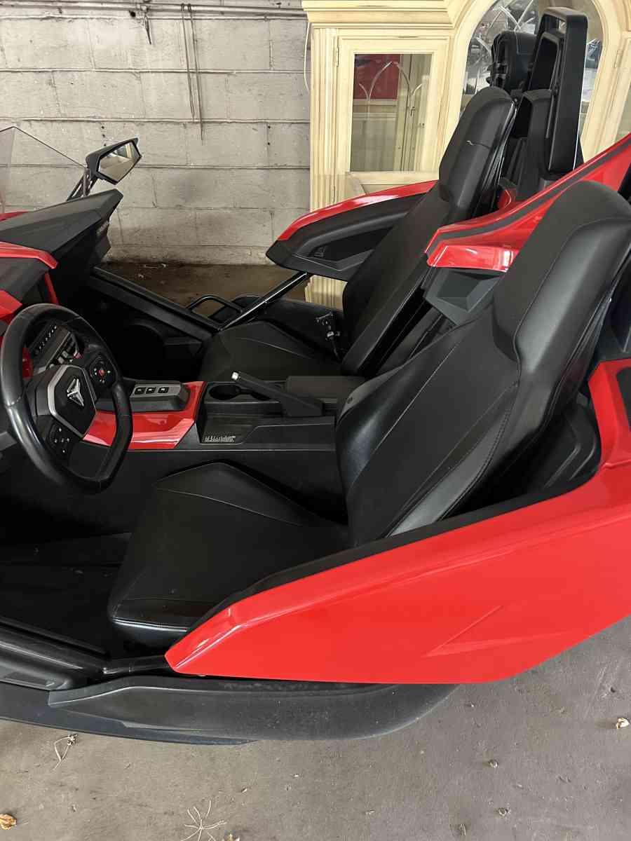 BEAUTIFUL 2020 POLARIS SLINGSHOT SL - Kansas City, Missouri - FleaMarketBay