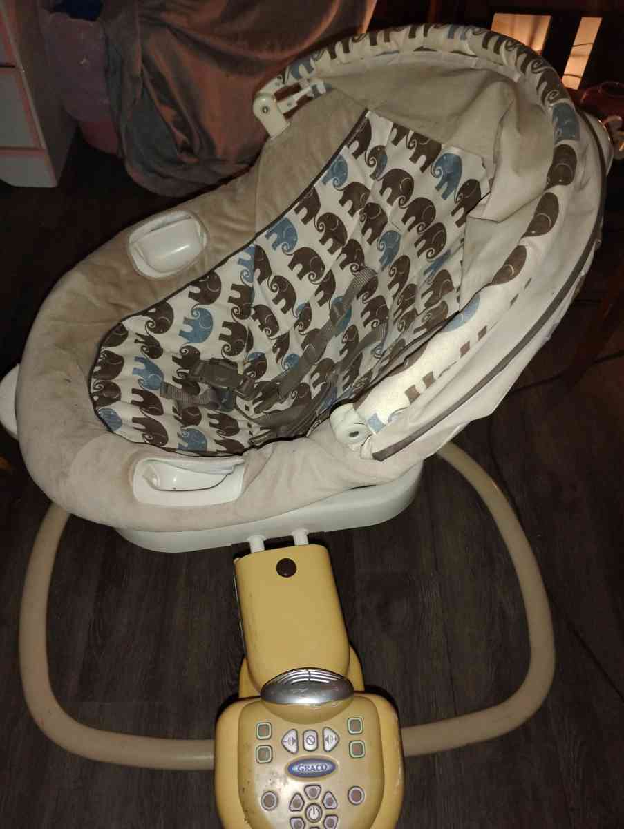 2 different baby swing - Fort Wayne, Indiana - FleaMarketBay