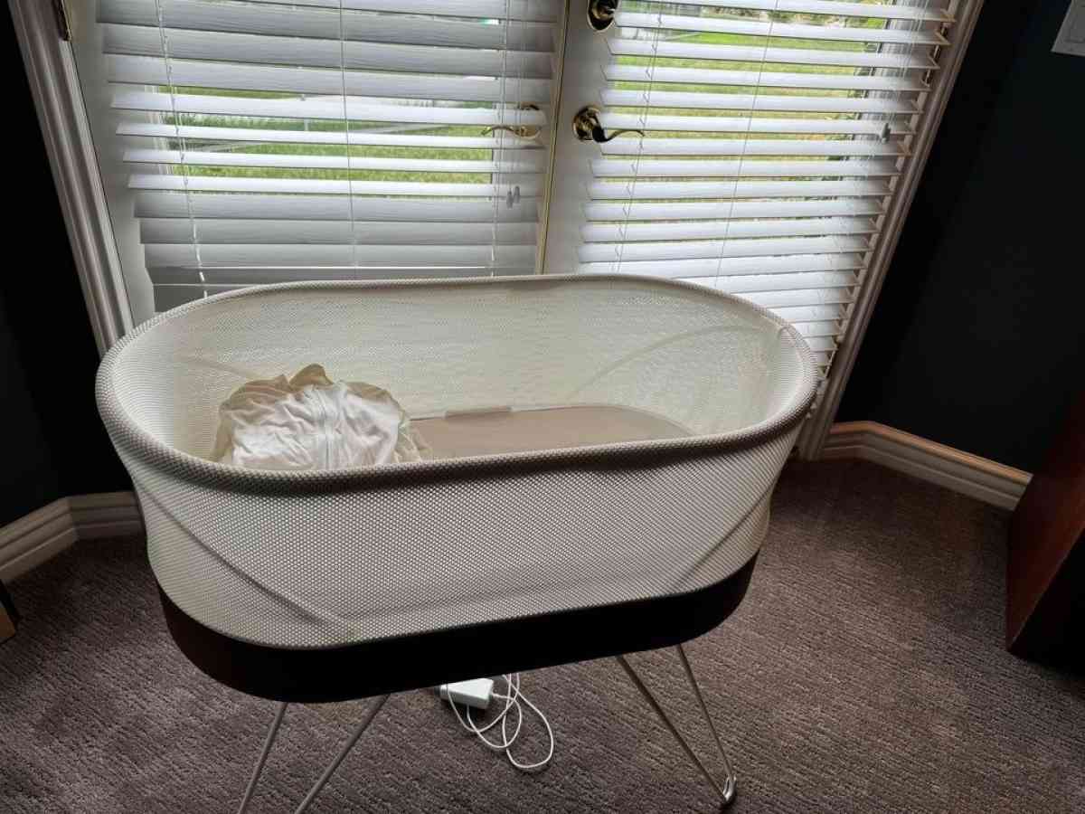 Snoo Smart Sleeper Bassinet - Palm Beach, Florida - FleaMarketBay