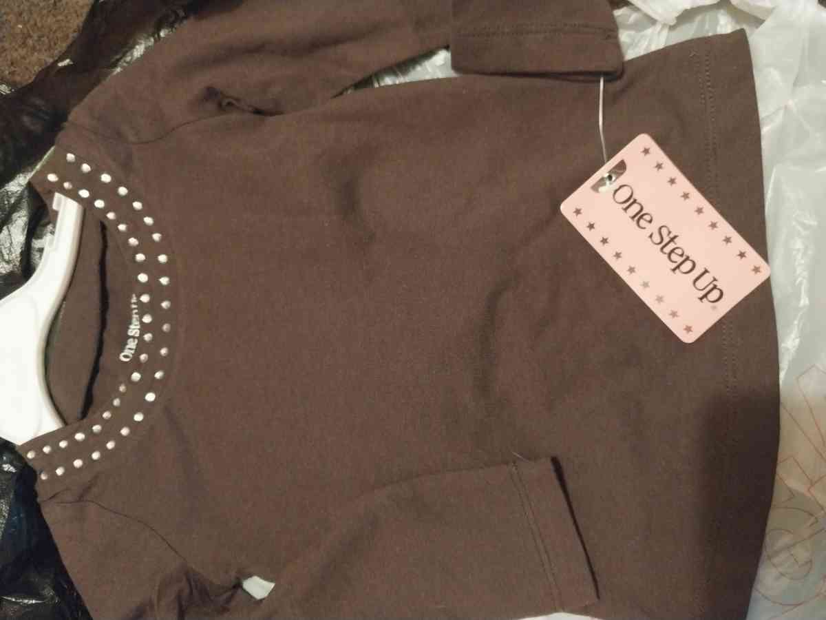 vendo ropa barata 3 trajes por 10 - Plainfield, New Jersey - FleaMarketBay