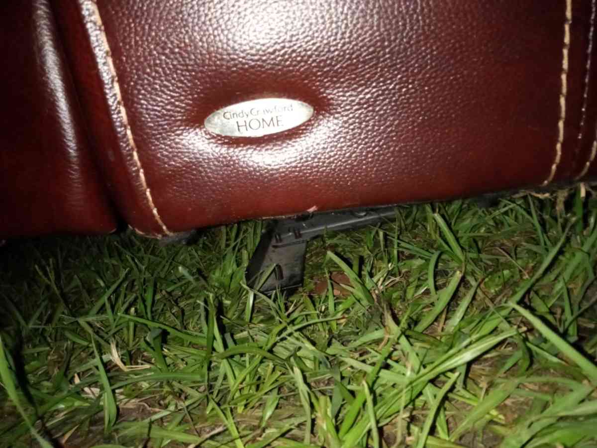 leather sectional couch - Lithia, Florida - FleaMarketBay