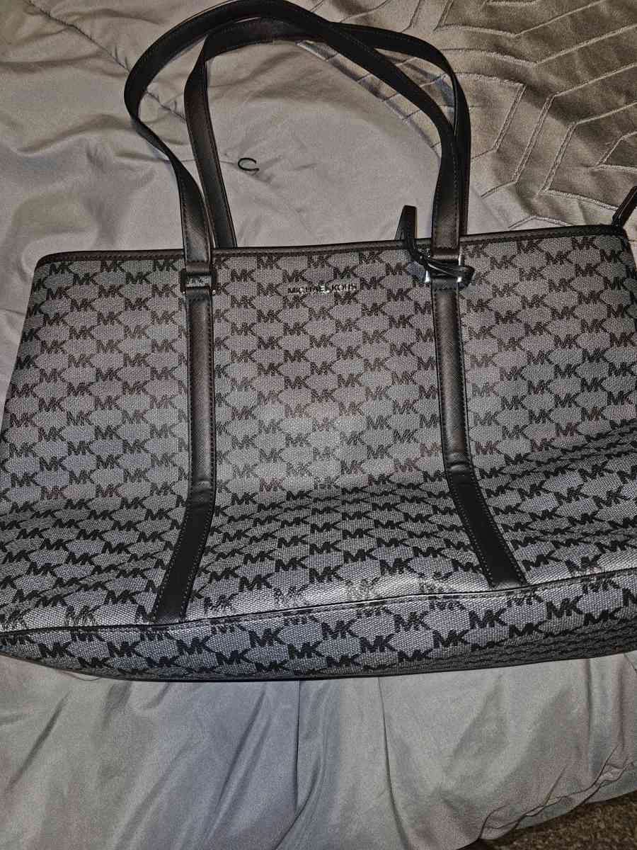 A michael kors purse - Mobile, Alabama - FleaMarketBay