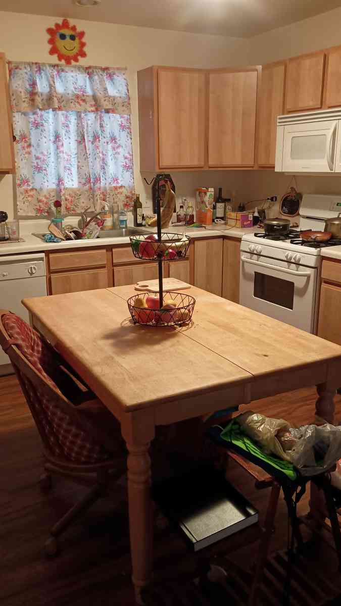 Table - Zion, Illinois - FleaMarketBay