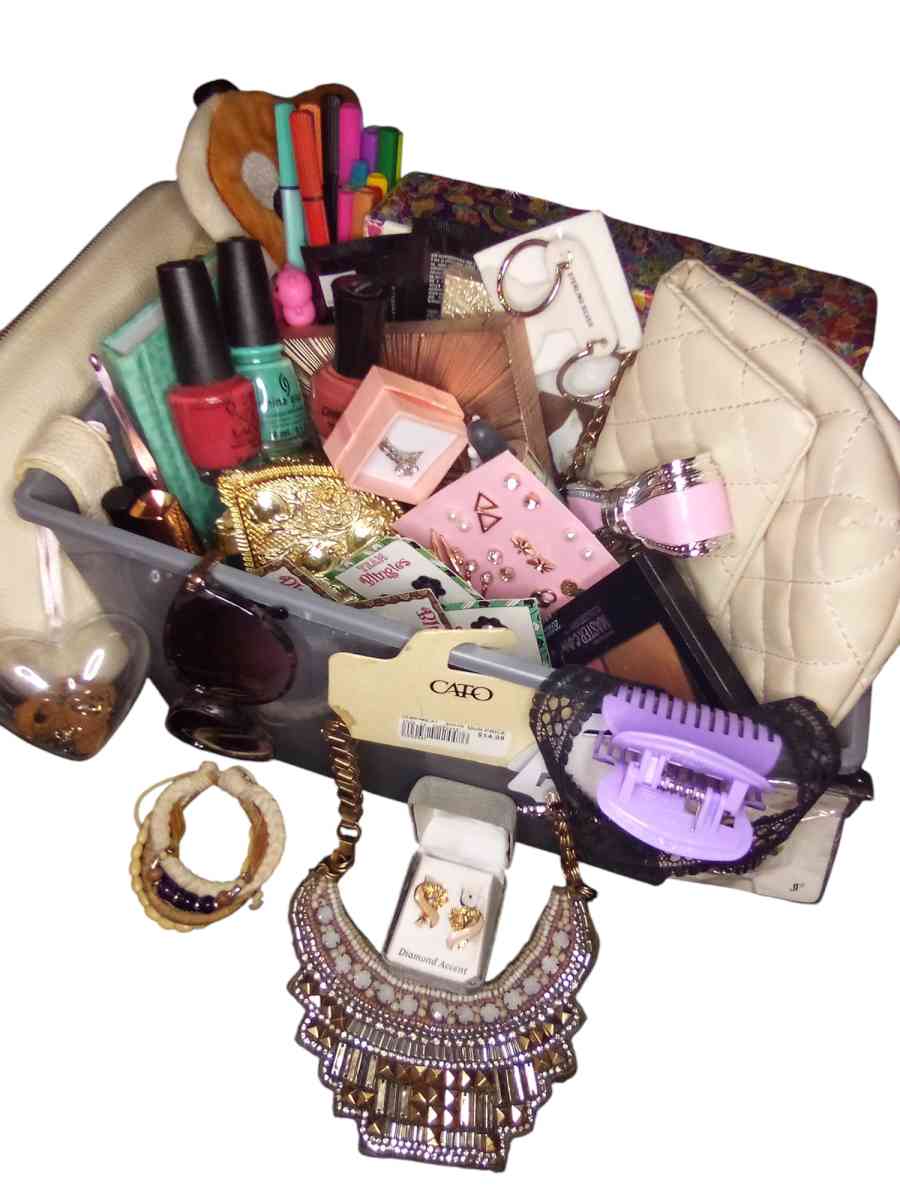 Boxy Charm Beauty Gift Box - Jacksonville, Florida - FleaMarketBay