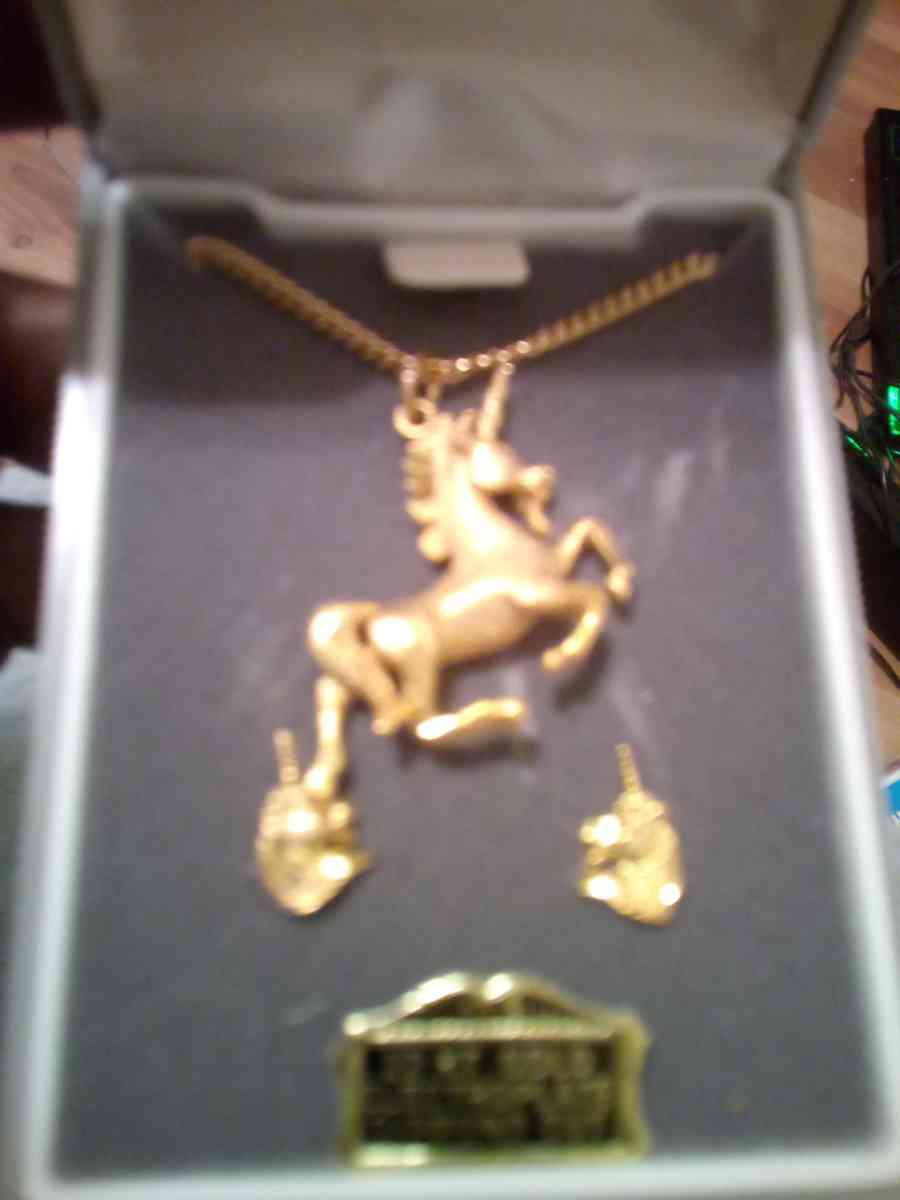 3 necklaces 2 coins - Riverside, California