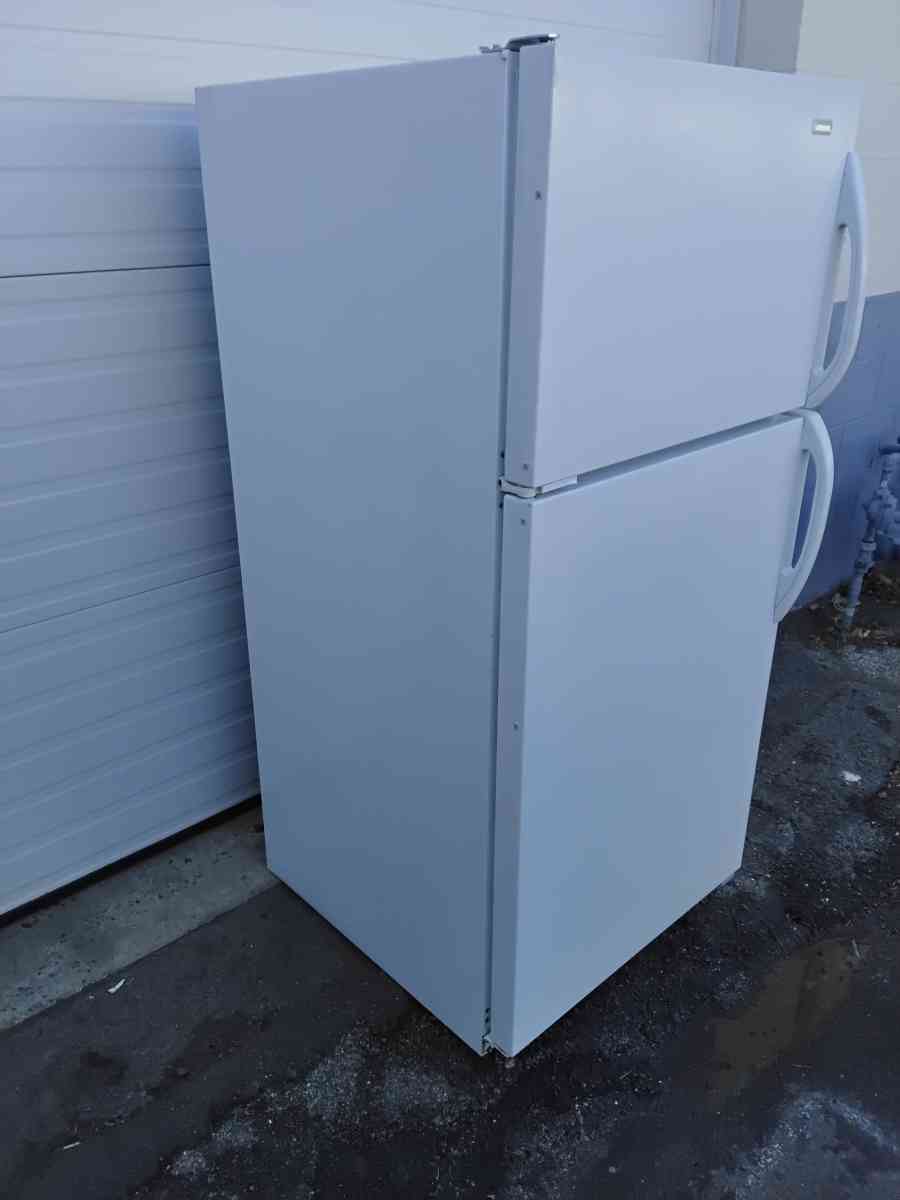 Magic Chef Refrigerator and Freezer Apartment Size Like New - Williamstown, New Jersey - FleaMarketBay