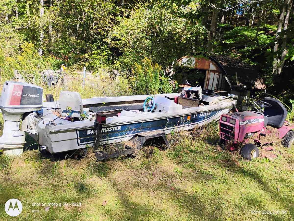 bass master boat - Jenkins, Kentucky - FleaMarketBay