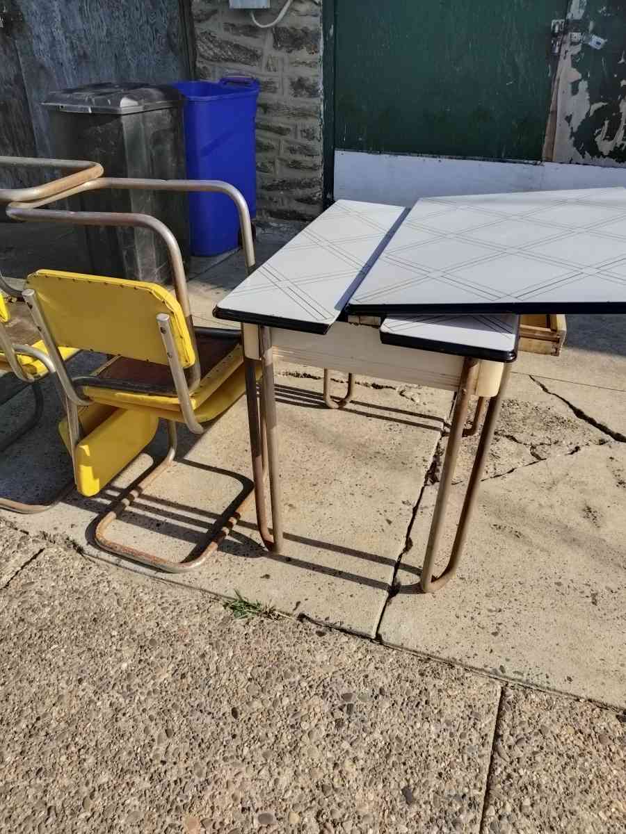 Vintage Enamel dinner table - Philadelphia, Pennsylvania - FleaMarketBay