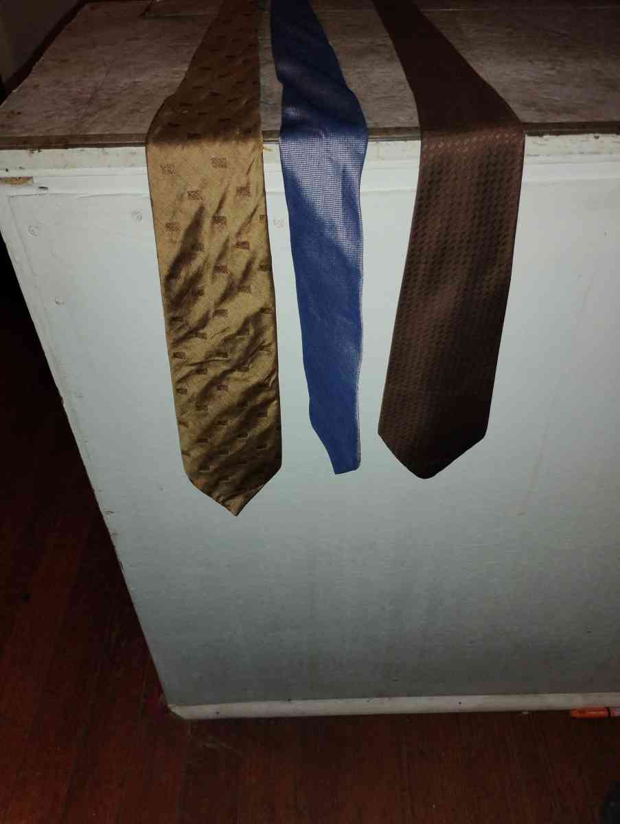 ties 3 of them - Saint Joseph, Missouri
