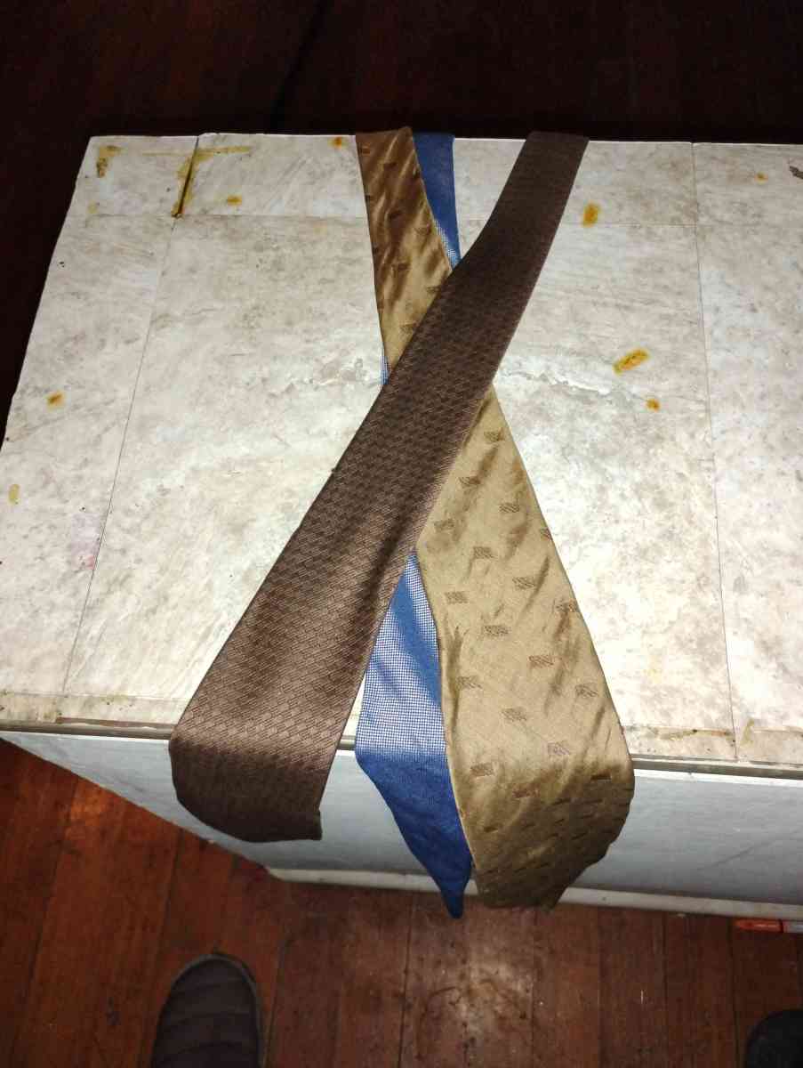 ties 3 of them - Saint Joseph, Missouri - FleaMarketBay