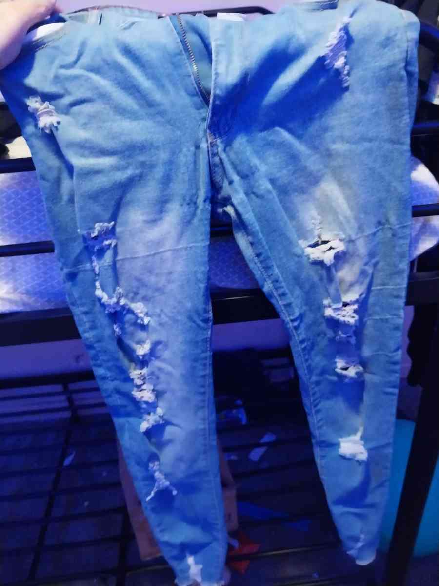 clothes size large to large - Bennettsville, South Carolina