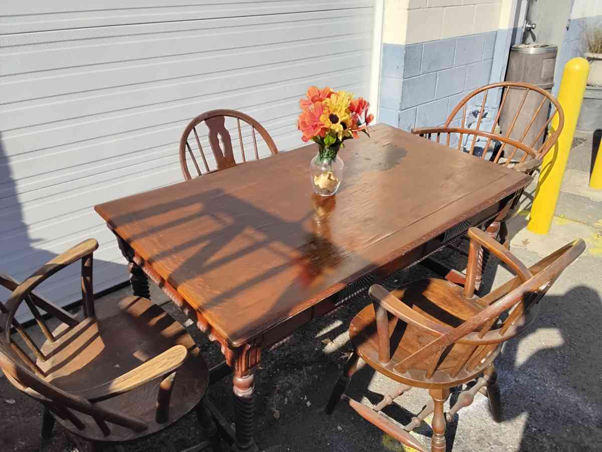 Well Made Wooden Dining Room Table with Chairs Like New - Williamstown, New Jersey - FleaMarketBay