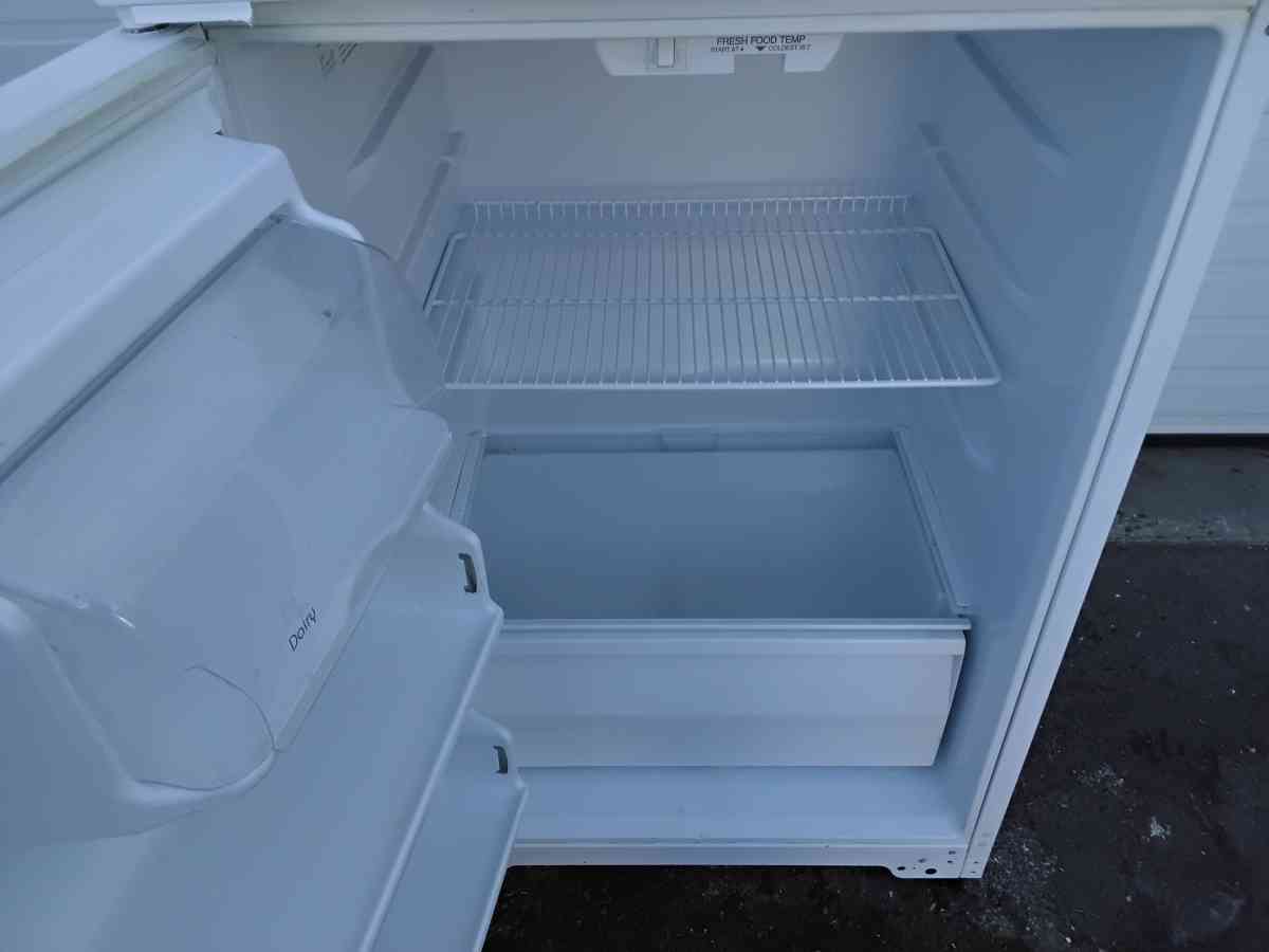 Magic Chef Refrigerator and Freezer Apartment Size Like New - Williamstown, New Jersey - FleaMarketBay