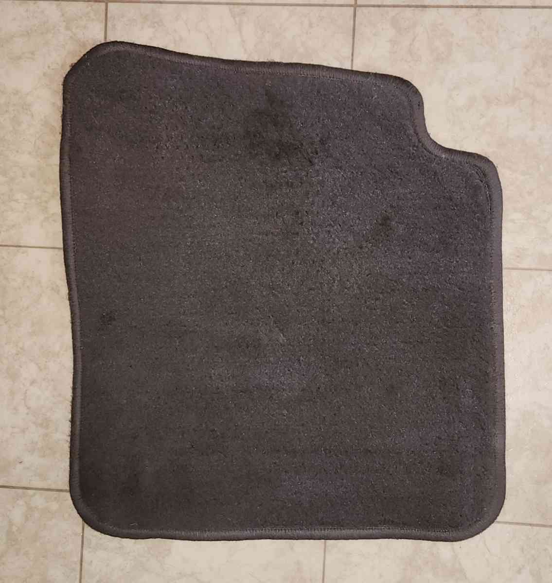 Ford Explorer carpeted floor mats - Buffalo, New York - FleaMarketBay