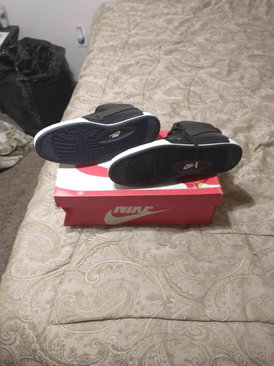 Nike Shoes - Bakersfield, California - FleaMarketBay