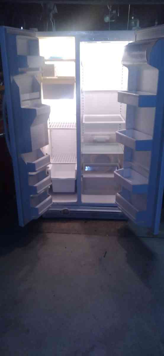 refrigerator - Bakersfield, California - FleaMarketBay
