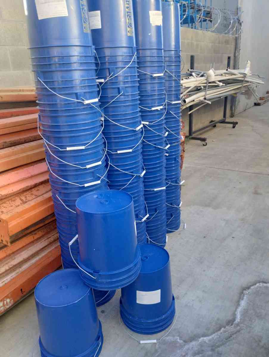 cubetas - Adelanto, California