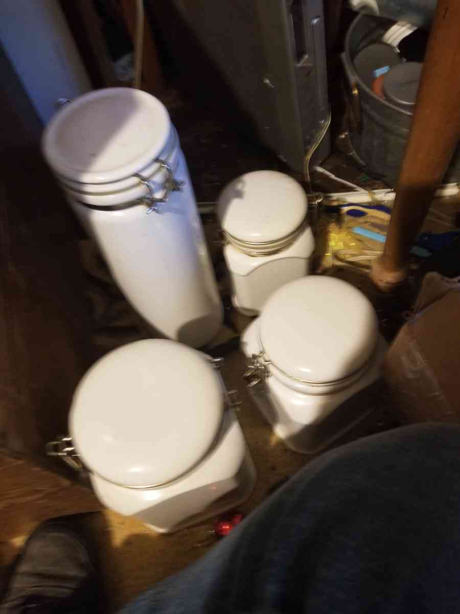 4 canisters w locking lids - Brazoria, Texas