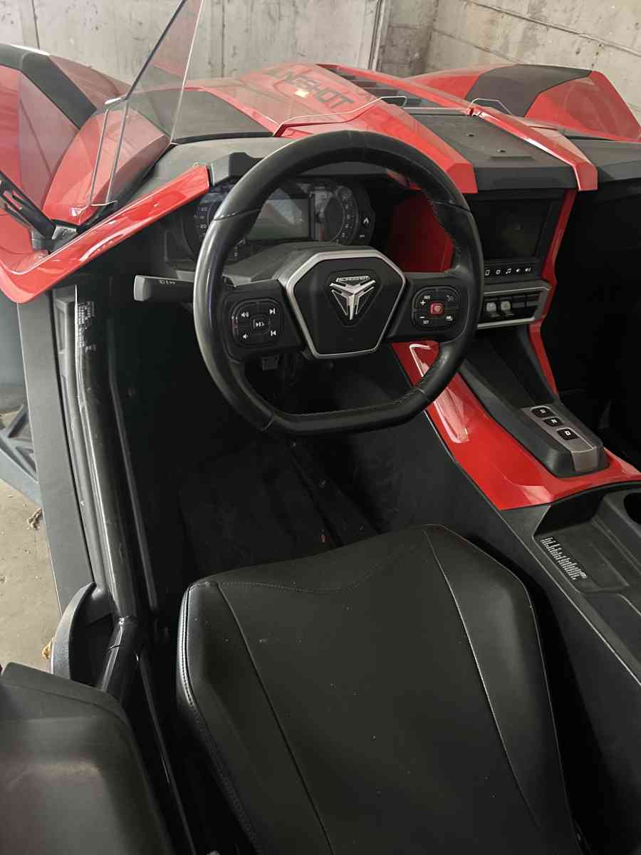 BEAUTIFUL 2020 POLARIS SLINGSHOT SL - Kansas City, Missouri - FleaMarketBay