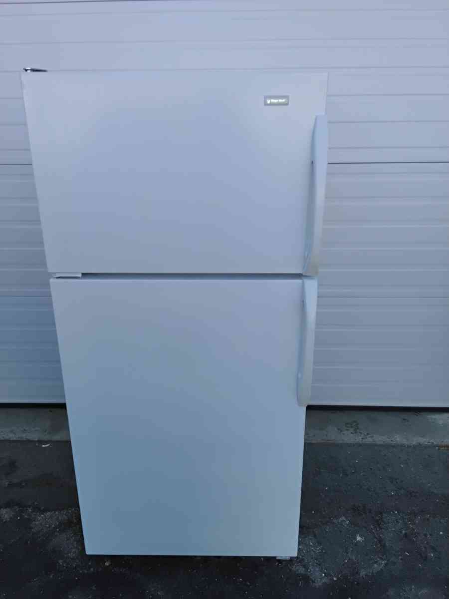Magic Chef Refrigerator and Freezer Apartment Size Like New