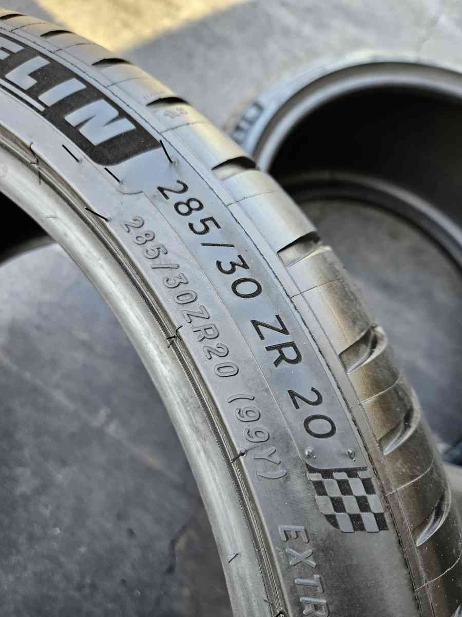 2 PCS OF TIRES MICHELIN PILOT SPORT 4S - Pasadena, California