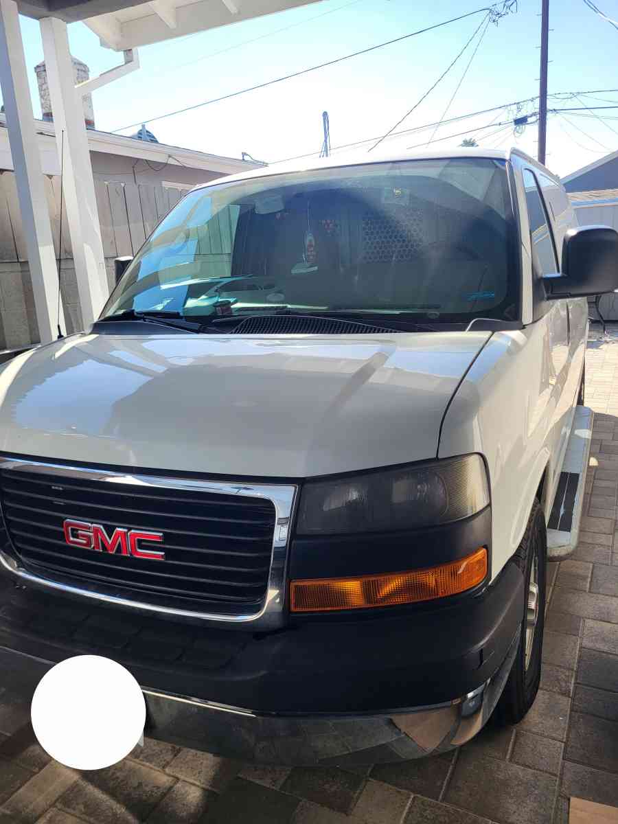2015 GMC Savana Cargo van - Reseda, California