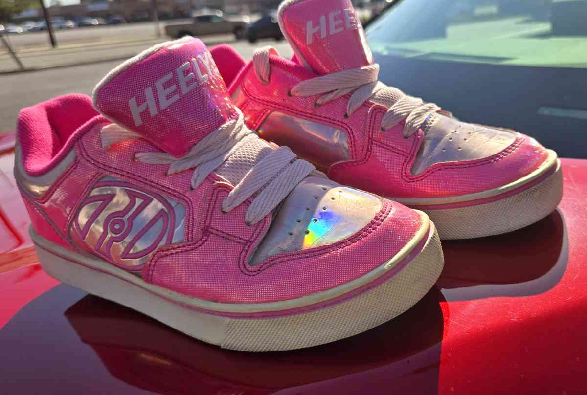Pink Heelys Youth Tennis Shoes Size 6 - La Habra, California - FleaMarketBay