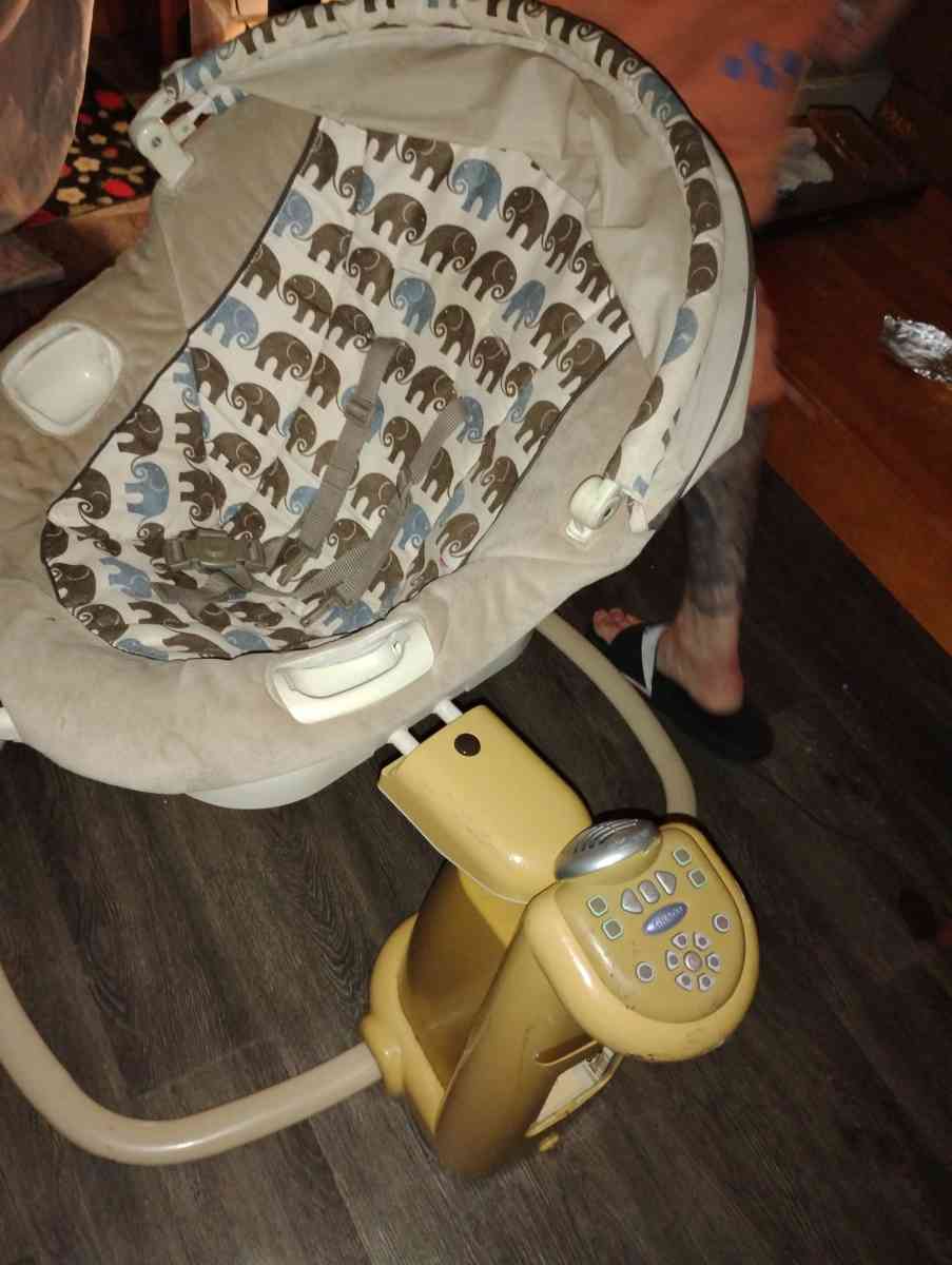 2 different baby swing - Fort Wayne, Indiana