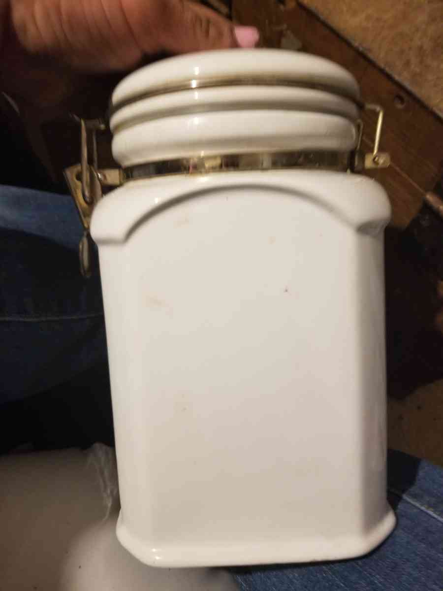 4 canisters w locking lids - Brazoria, Texas - FleaMarketBay