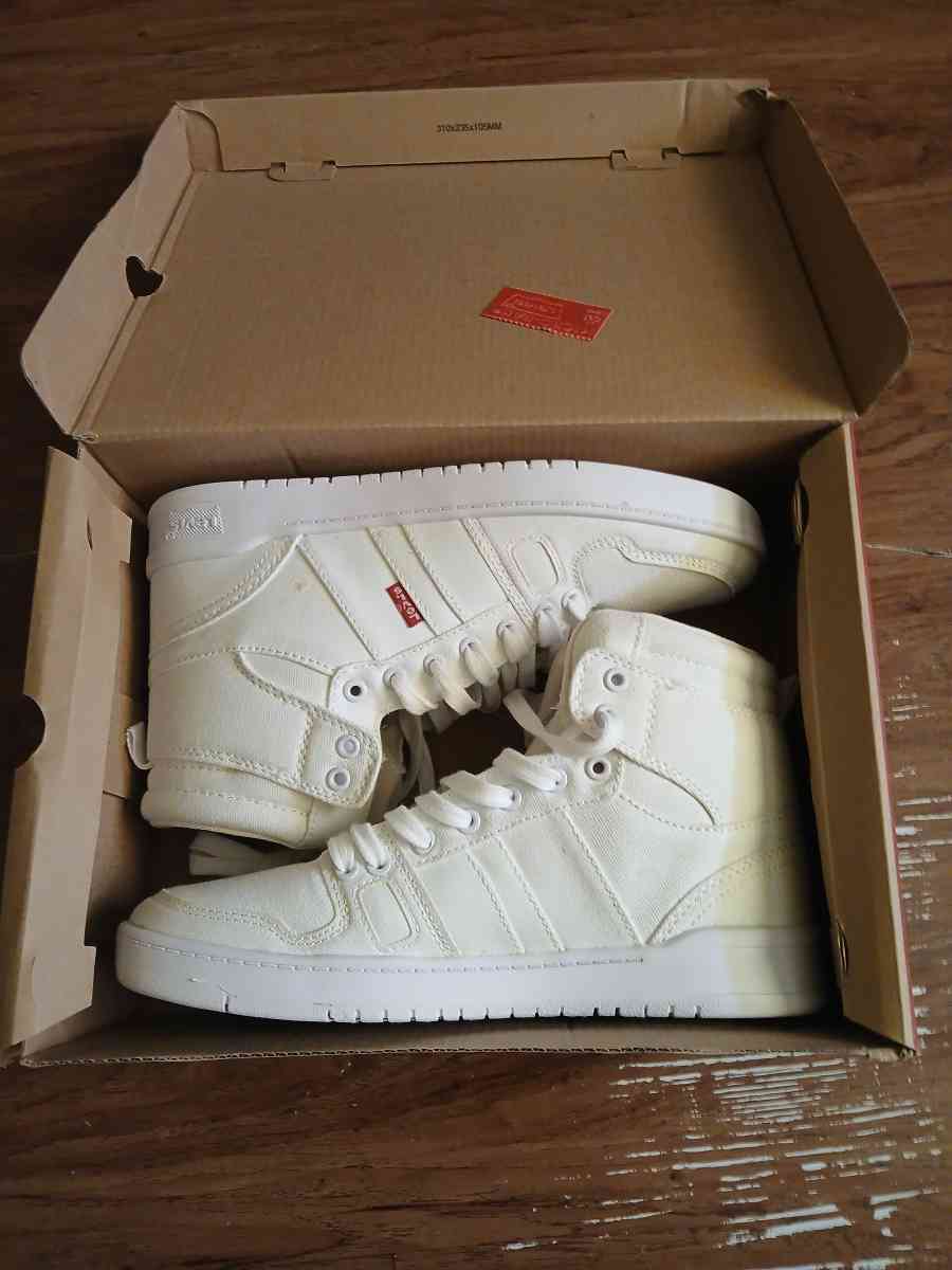 woman levi shoes - Hanover Park, Illinois - FleaMarketBay