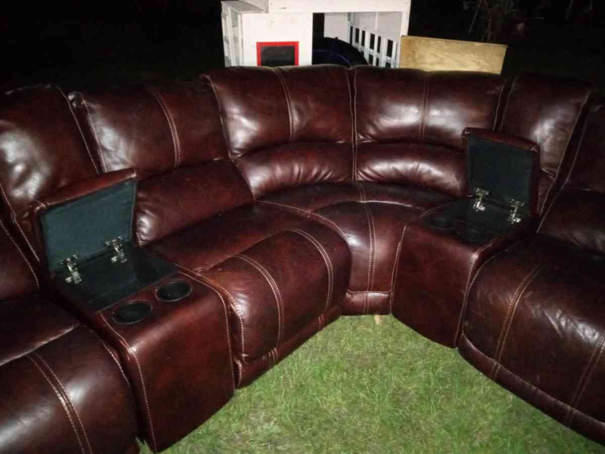 leather sectional couch - Lithia, Florida - FleaMarketBay