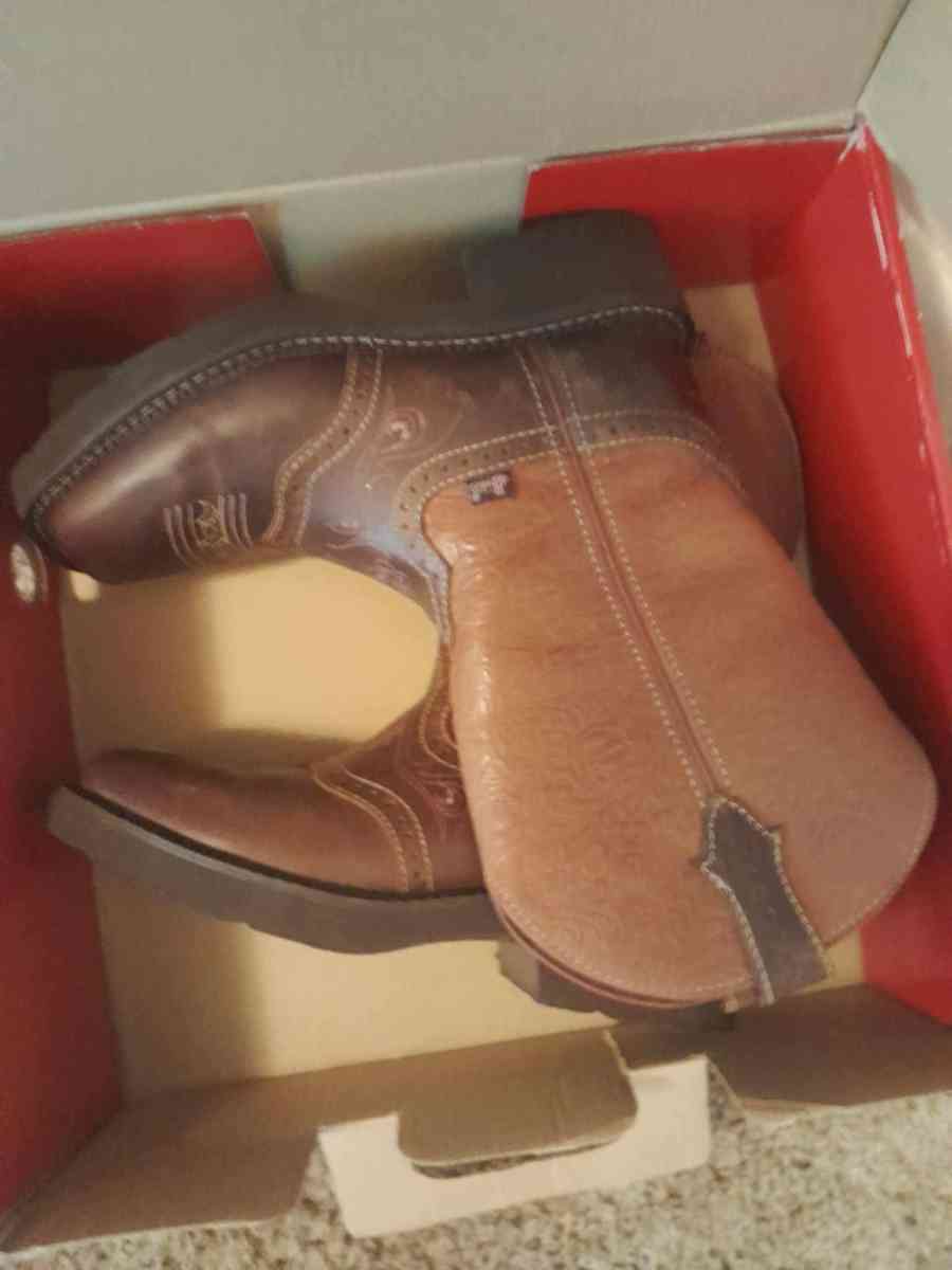 justin cow girls boots still in the box smoke free - Greensboro, North Carolina - FleaMarketBay