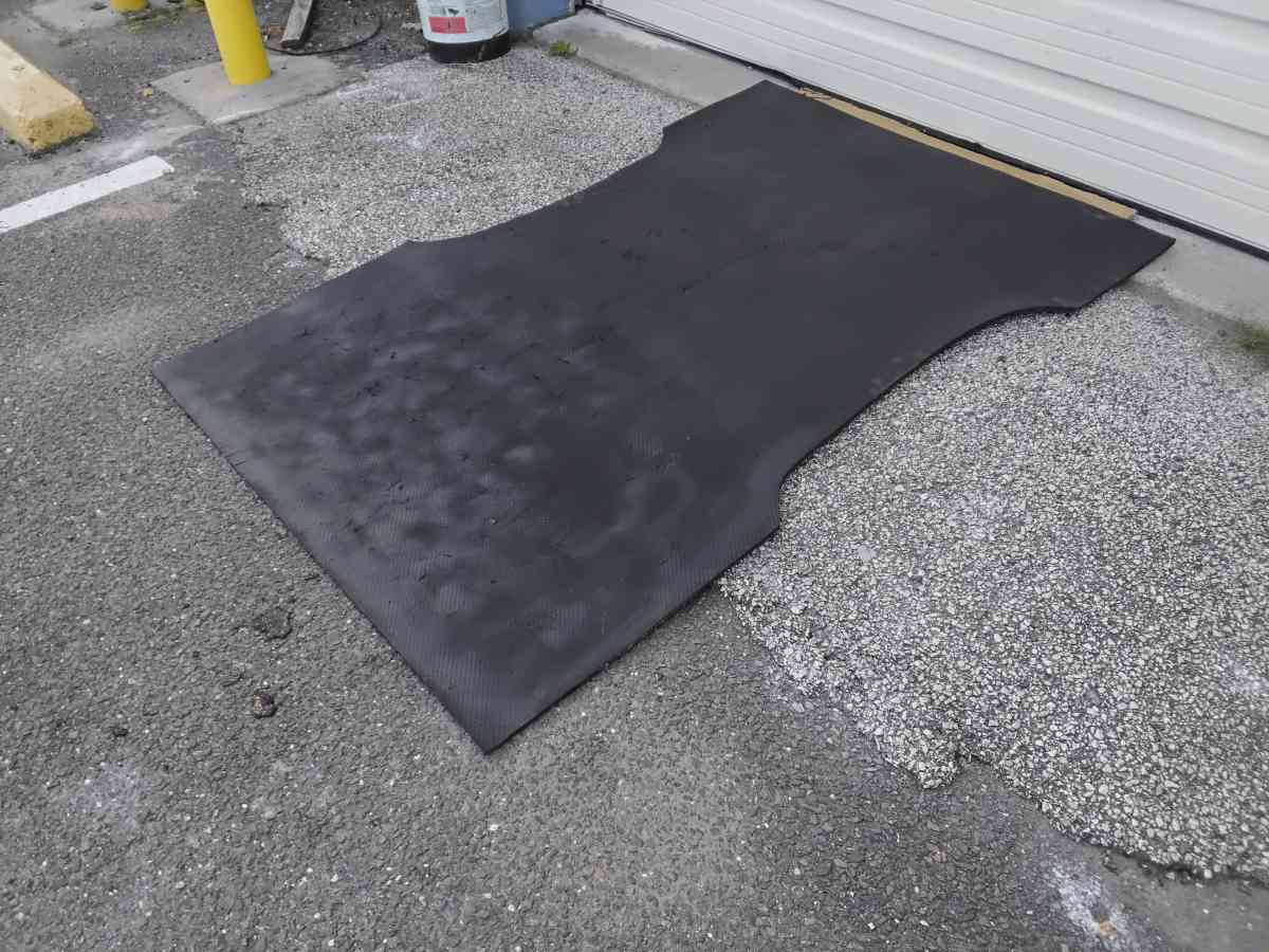 Nice Black 2006 Chevy Colorado Truck bed Mat 6 X 4 OEM - Williamstown, New Jersey - FleaMarketBay