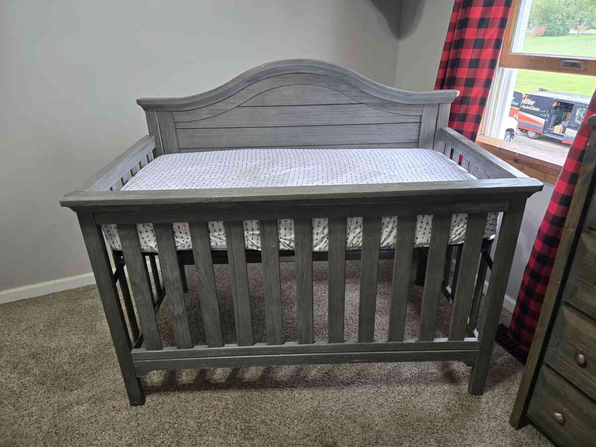 baby crib with matching dresser - South Lebanon, Ohio