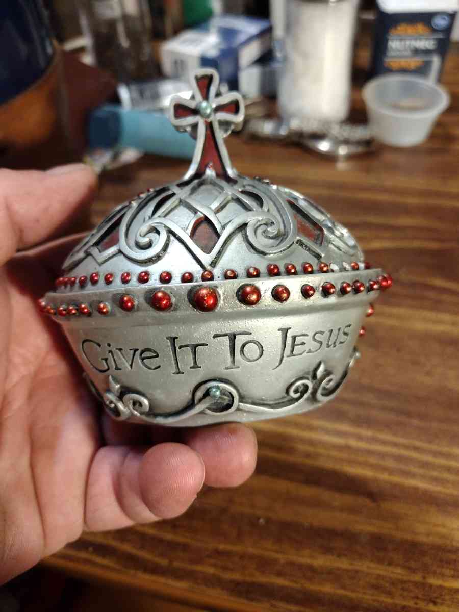 old and very nice condition trinket box great for collectors - Achilles, Virginia