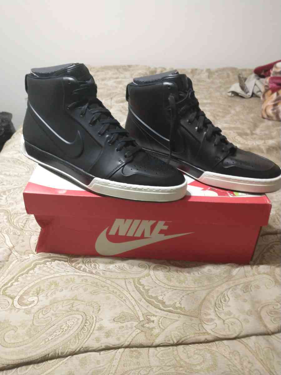 Nike Shoes - Bakersfield, California - FleaMarketBay