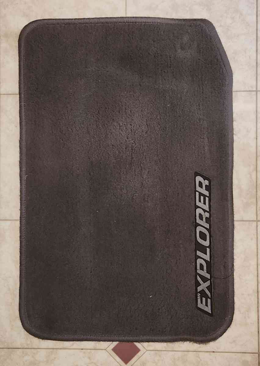 Ford Explorer carpeted floor mats - Buffalo, New York - FleaMarketBay
