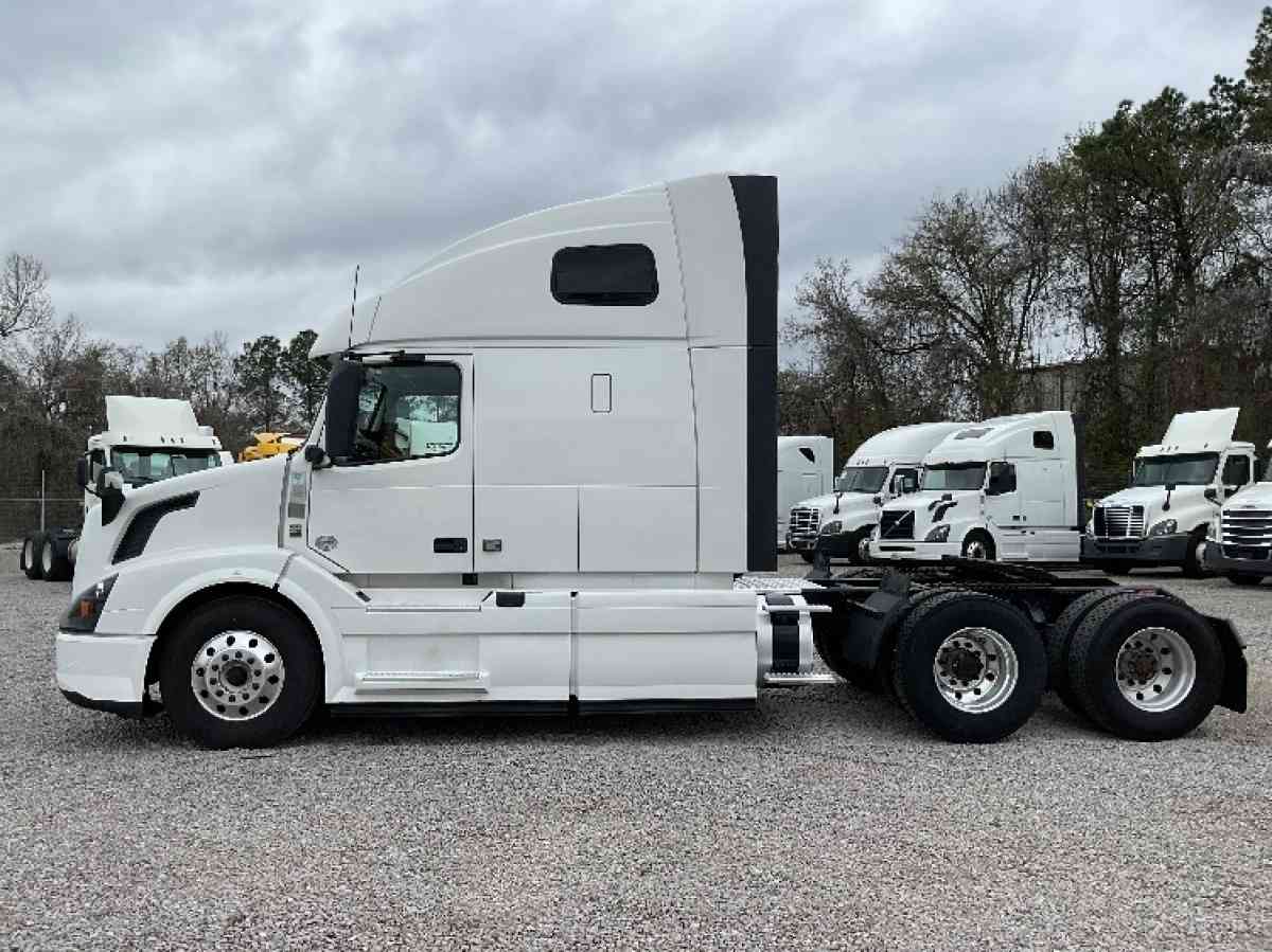 2018 Volvo VNL64T670 Sleeper Truck - San Diego, California - FleaMarketBay