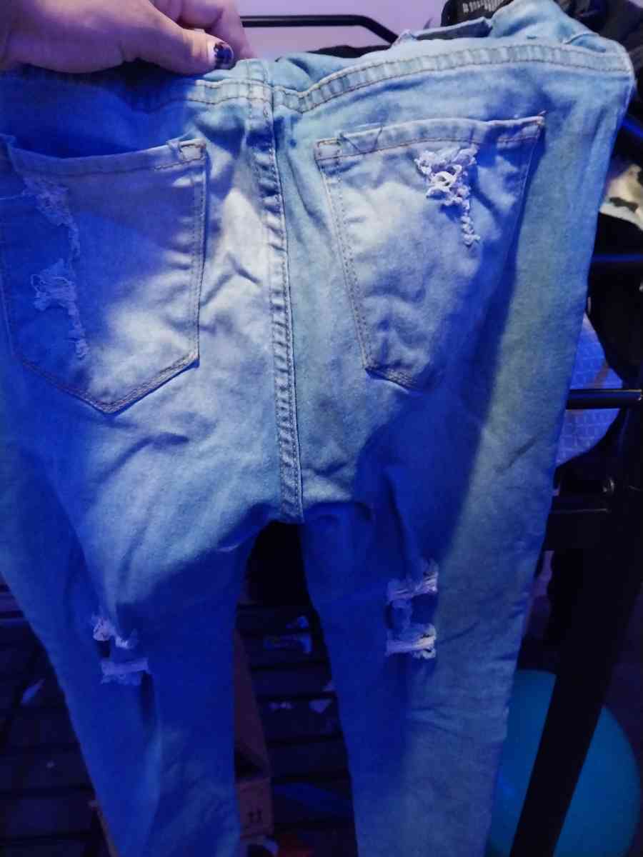 clothes size large to large - Bennettsville, South Carolina - FleaMarketBay