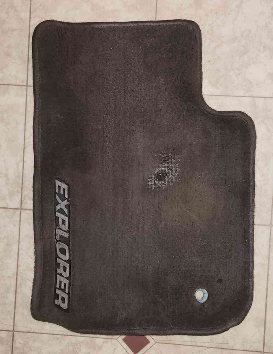 Ford Explorer carpeted floor mats - Buffalo, New York - FleaMarketBay