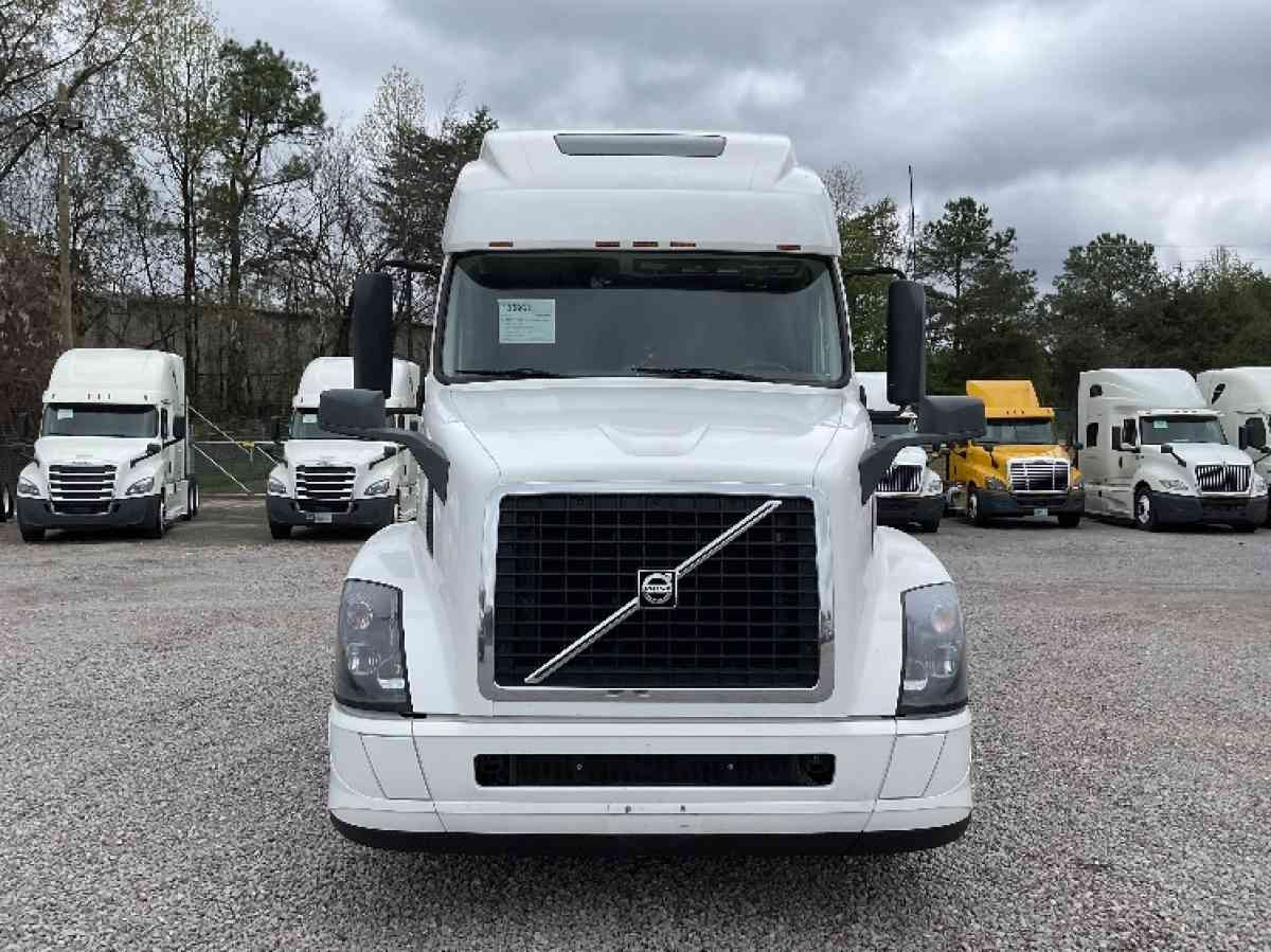 2018 Volvo VNL64T670 Sleeper Truck - San Diego, California - FleaMarketBay