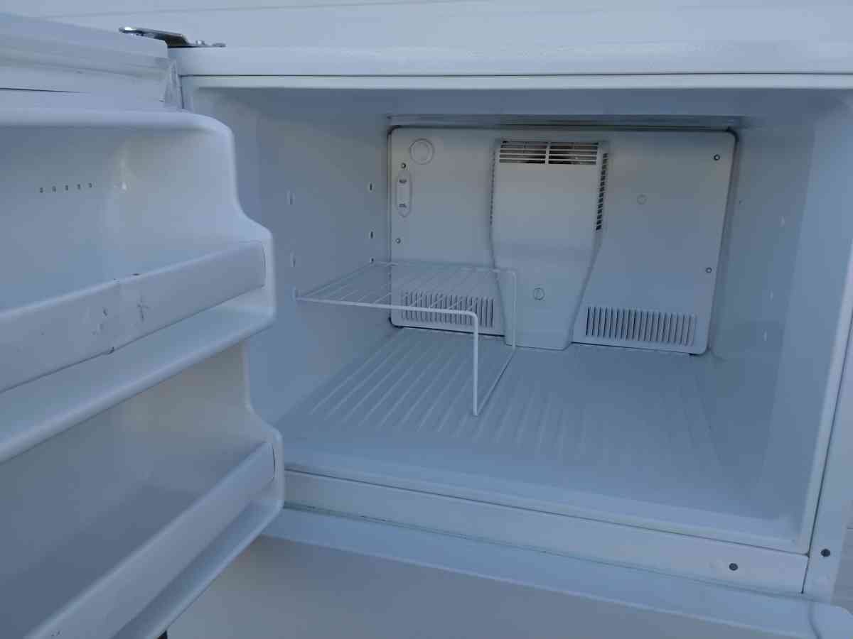 Magic Chef Refrigerator and Freezer Apartment Size Like New - Williamstown, New Jersey - FleaMarketBay