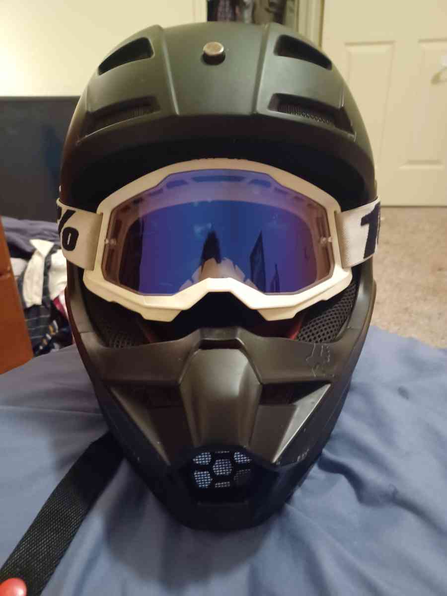 Fox v1 racing helmet - Fort Stockton, Texas - FleaMarketBay