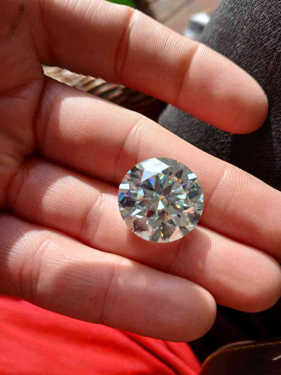 28ct genuine moissanite diamond - Everett, Washington - FleaMarketBay